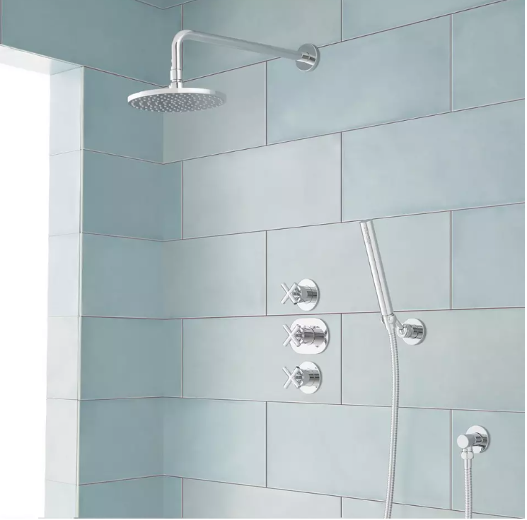 Nouveau système de douche thermostatique Callas chromé avec douche à effet pluie et douchette à main par Signature Hardware