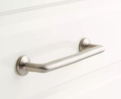 Nouvelle poignée d'armoire en laiton massif Colmar de 6 po en nickel brossé par Signature Hardware