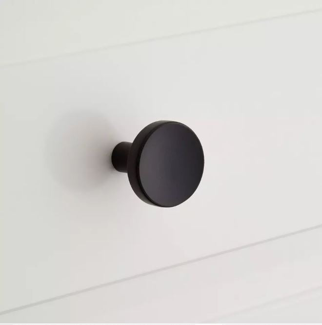 Nouveau bouton d'armoire rond en laiton massif Lars noir de 1 po par Signature Hardware
