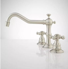 Nouveau robinet de salle de bains à large entraxe Barbour en nickel brossé par Signature Hardware