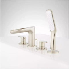 Nouveau robinet de baignoire et douchette à cascade romaine Pagosa en nickel brossé par Signature Hardware