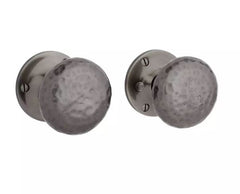 Nouvel ensemble de porte intérieure d'intimité en laiton martelé Ackley en nickel noir - Bouton - par Signature Hardware