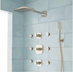 Nouveau système de douche thermostatique Arin en nickel brossé avec douchette à main et 6 jets corporels par Signature Hardware