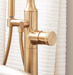 Nouveau robinet de baignoire-douche autoportant Lentz en or brossé avec poignée à bouton par Signature Hardware