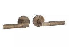 Signature Hardware Ensemble de porte intérieure privée droite moletée en laiton massif avec poignée à levier à écusson rond – Main gauche