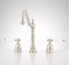Nouveau robinet de salle de bains à col de cygne victorien en nickel brossé et poignées à levier en porcelaine par Signature Hardware