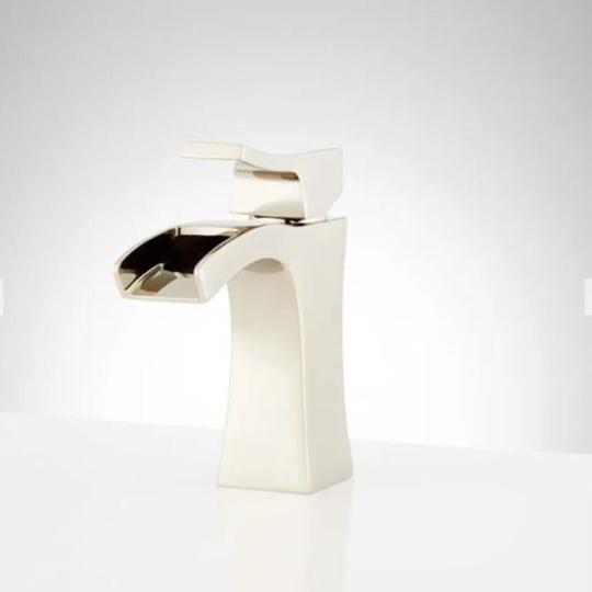 Nouveau robinet de salle de bains cascade monotrou Vilamonte en nickel poli par Signature Hardware