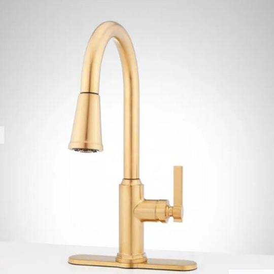 Nouveau robinet de cuisine à retrait monotrou Greyfield en or brossé par Signature Hardware
