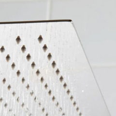 Nouvelle pomme de douche à effet pluie carrée biseautée de 12 po en nickel brossé par Signature Hardware