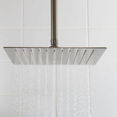 Nouvelle pomme de douche à effet pluie carrée biseautée de 12 po en nickel brossé par Signature Hardware