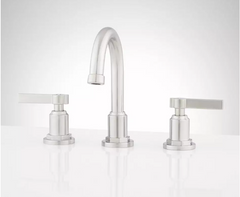 Nouveau robinet de lavabo espacé à deux poignées Greyfield en nickel brossé par Signature Hardware