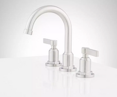 Nouveau robinet de lavabo espacé à deux poignées Greyfield en nickel brossé par Signature Hardware
